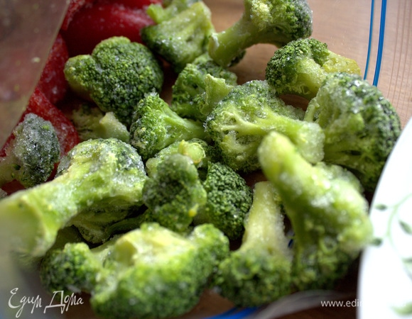 Брокколи — 2 горсти, можно использовать замороженную или свежую.