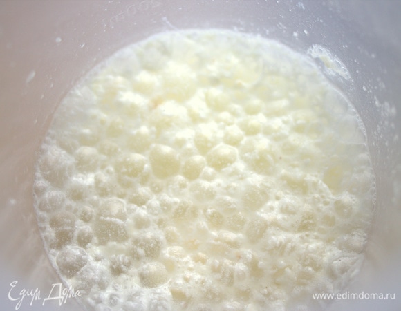 В кефир или сыворотку всыпать соду, дать ей заработать.