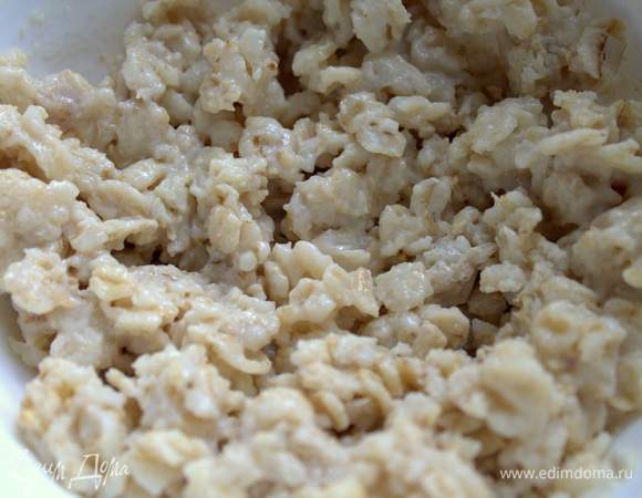 Если берете хлопья, всыпать в основу и оставить на 10 минут. Я использовала готовую кашу из грубых хлопьев, сваренную пополам с молоком и водой.