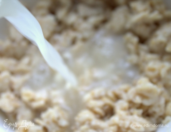 Влить сыворотку с содой в кашу.