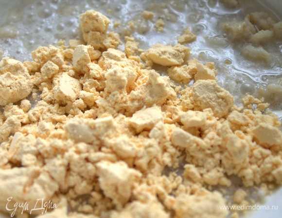 Далее вбить яйца или в качестве замены всыпать яичный порошок (2 ст. л.).