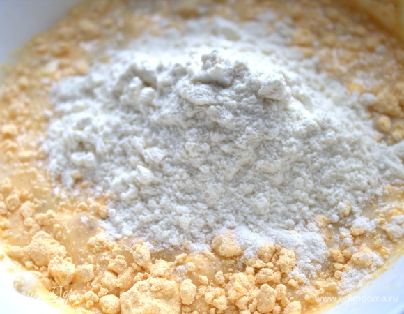Мука (3–4 ст. л.). В оригинале — цельнозерновая.