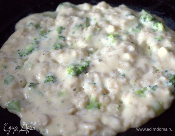 Чуть смазала сковороду кисточкой с маслом и распределила 4 ст. л. теста ровным слоем.