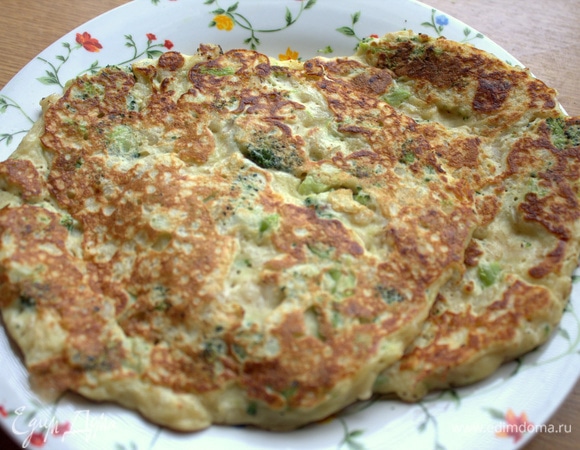 Переносим нежные блинчики на тарелку.