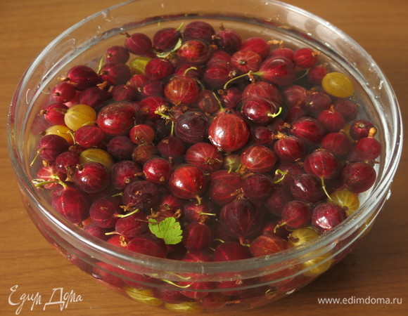 Промываем крыжовник.