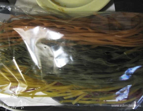 Нам потребуются цветные макароны твердых сортов пшеницы.