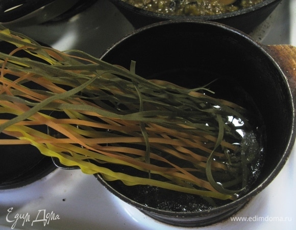 В кипящую воду кладем горсть, солим морской солью и варим 5–7 минут, промываем.