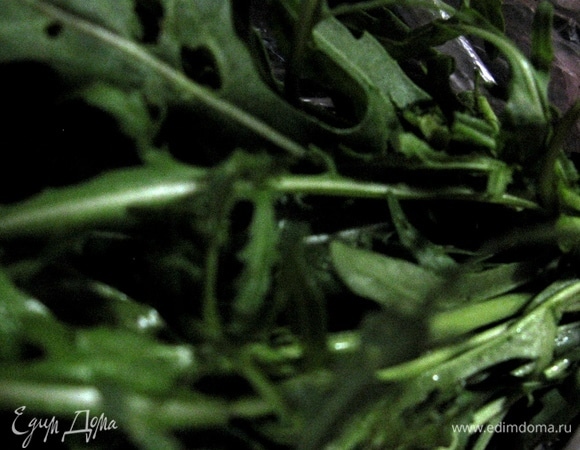 Тем временем руколу смешиваем с яйцом и йогуртом и быстро выливаем на сковородку, но так чтобы вышел пропаренный, а не жареный омлет.