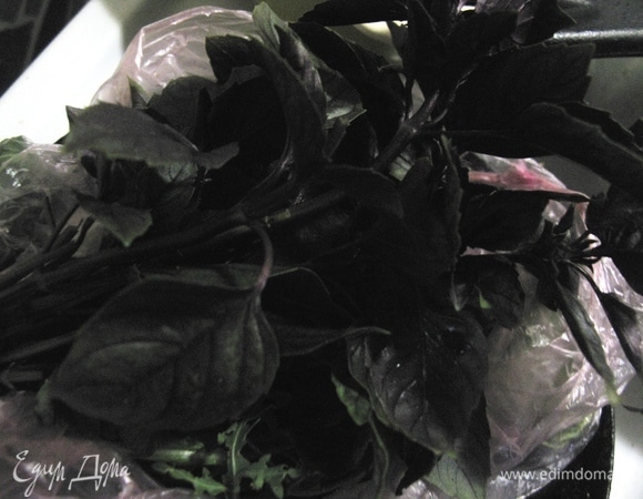 Украшаем все базиликом и багетом.