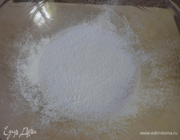 Сливочное масло достать из холодильника, чтобы оно размягчилось при комнатной температуре. Дрожжи раскрошить с 1 ч. л. сахара, влить теплое молоко, посыпать мукой и оставить созревать.