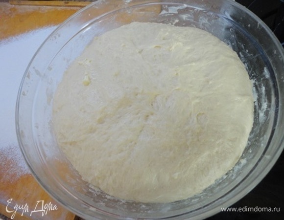 Готовое тесто оставить в тепле для увеличения в объеме в 2–2,5 раза.