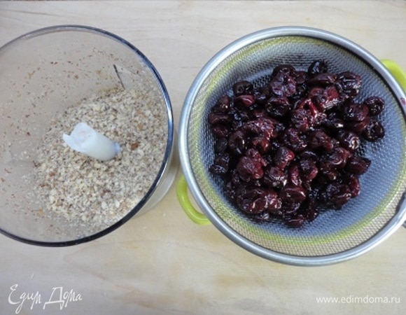 Пока подходит тесто, вишня остыла. С нее надо слить сироп. Орехи измельчить и соединить с ягодой. Начинка готова.