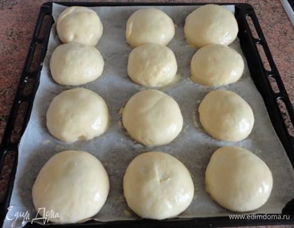 Укладываем на противень швом вниз. Даем булочкам расстояться 30–40 минут. Перед выпечкой смазываем желтком, смешанным с молоком. Выпекаем 15–20 минут в духовке, разогретой до 180–200°C.