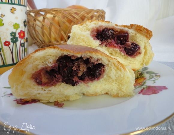 Остывшие булочки проверяем на готовность разломом. По-моему, удались.