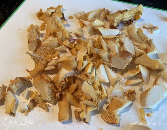 Мелко нарежьте лисички.