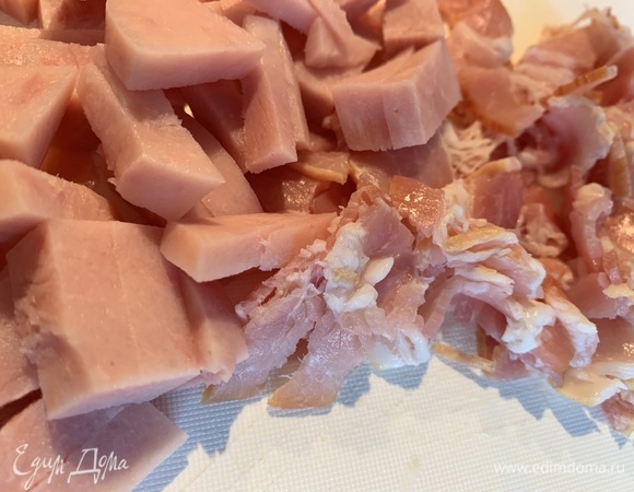 Нарежьте тонкими полосками бекон и ветчину, добавьте к грибам и жарьте еще 2 минуты.