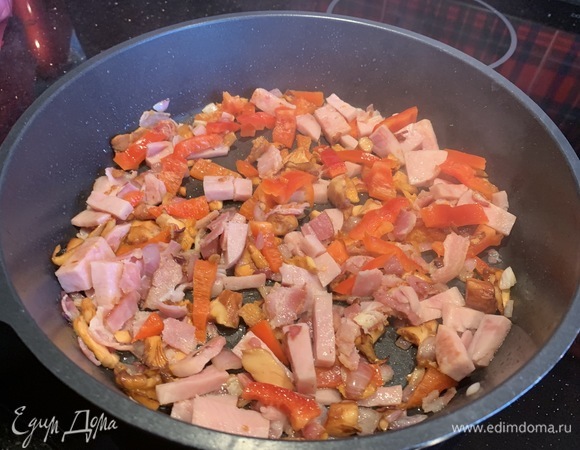 Добавьте мелко нарезанный болгарский перец.