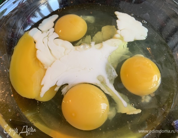 Взбейте яйца с молоком. Я не солила, мне хватает соли от ветчины, бекона и сыра. Если хотите, можно немного посолить.