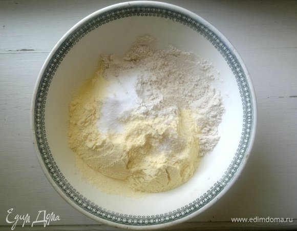 Соединить в миске оба вида муки, разрыхлитель, соль, ванилин, перемешать.