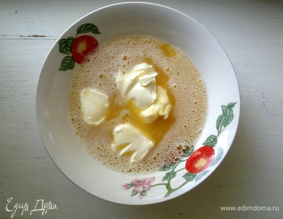 В сахарно-яичную массу добавить размягченное сливочное масло, еще раз взбить.