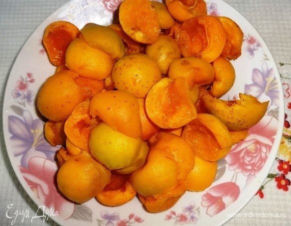 Абрикосы вымыть, обсушить. Разделить на половинки, удалить косточки.