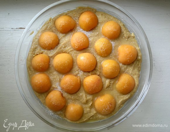 Абрикосы выложить на тесто срезом вниз, слегка утапливая. Полить растопленным сливочным маслом, посыпать сахаром. Поставить пирог в духовку, разогретую до 180°C, на 30–35 минут. Ориентируйтесь на свою духовку. Проверять готовность деревянной палочкой: если остается сухой после вытаскивания из пирога, значит, пирог готов.