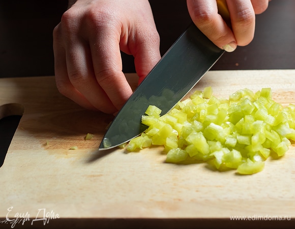 Очень мелко нарежьте зеленый перец.