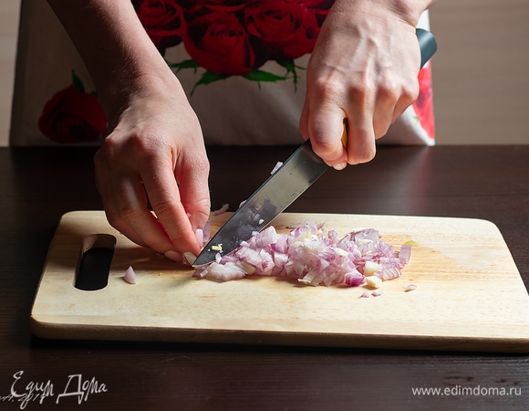 Так же мелко порубите лук.