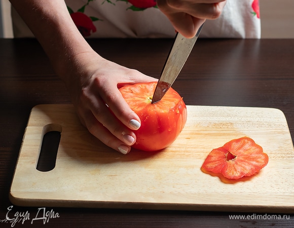 У помидоров срежьте верхушки.