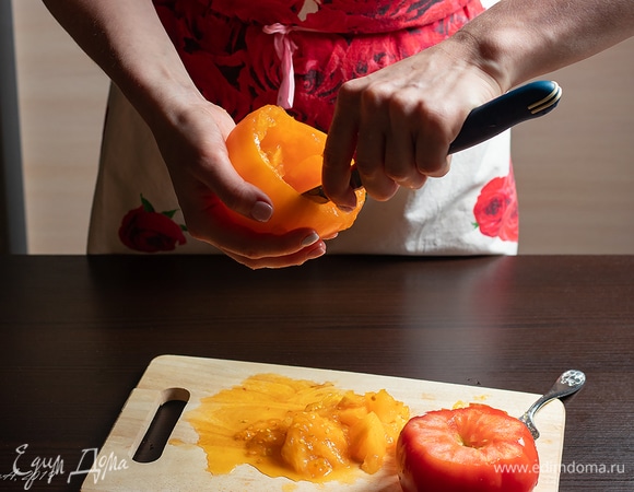 Выскребите помидор, как чашечку.