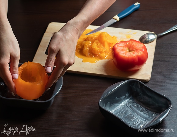 Формочки смажьте маслом, положите помидоры.