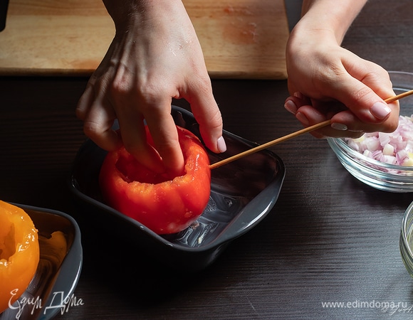 Наколите помидоры шпажкой в нескольких местах. Это нужно, чтобы они не лопнули от жара и быстрее приготовились.