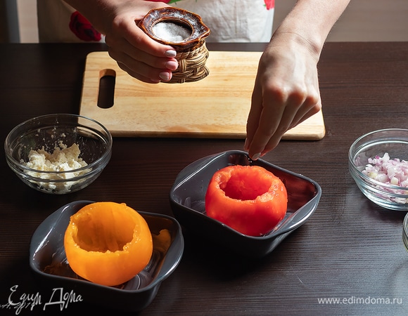 Слегка посолите и поперчите.