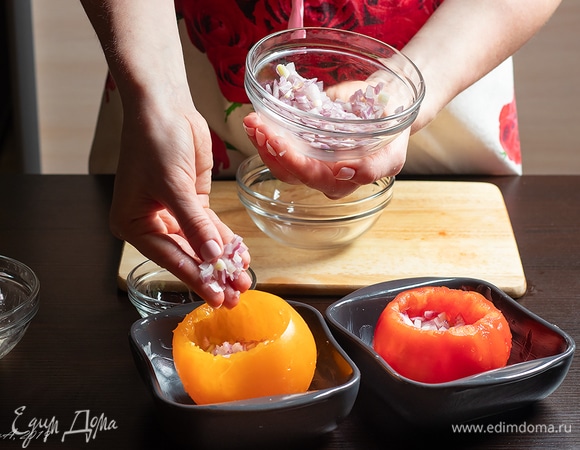 Положите лук.