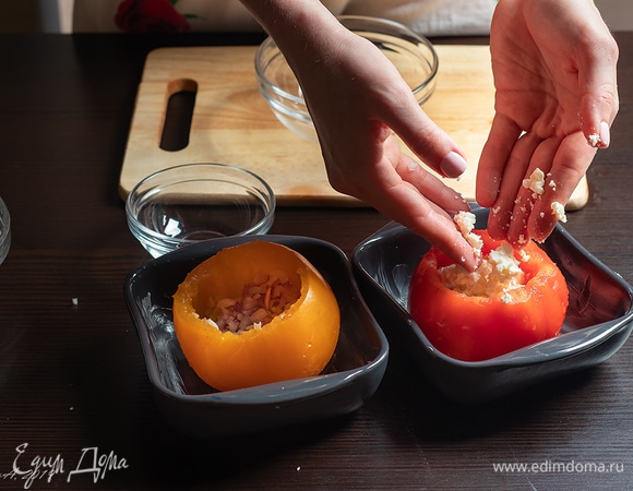 Посыпьте сыром. У меня чанах (соленый), можно взять адыгейский, можно творожный, можно брынзу — по вкусу. Если нужно, еще посолите.