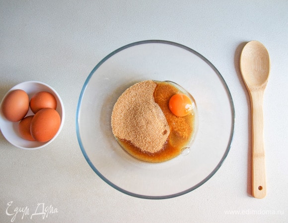 Смешать тростниковый сахар и яйца, хорошо перемешать.