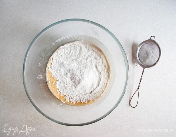 Просеять стакан муки.