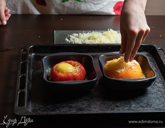 Вылейте белок в помидор. Сверху аккуратно выложите желток. Посыпьте тертым твердым сыром.