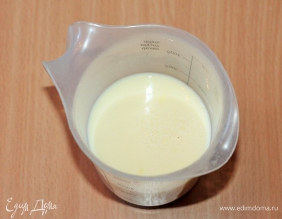 Взбить молоко, яйцо, соль и ванилин в чаше блендера.