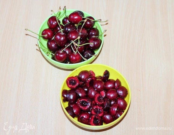 Удалить косточки из черешни. Получилось 200 грамм черешни без косточек.