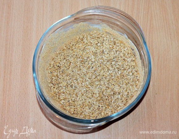 В смазанную маслом и посыпанную сухарями форму выложить слой овсяных отрубей (1/2 часть).