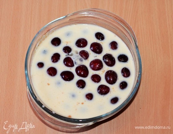 Залить все молочной смесью. Сверху положить небольшие кусочки масла и дать минут 10 пропитаться слоям.