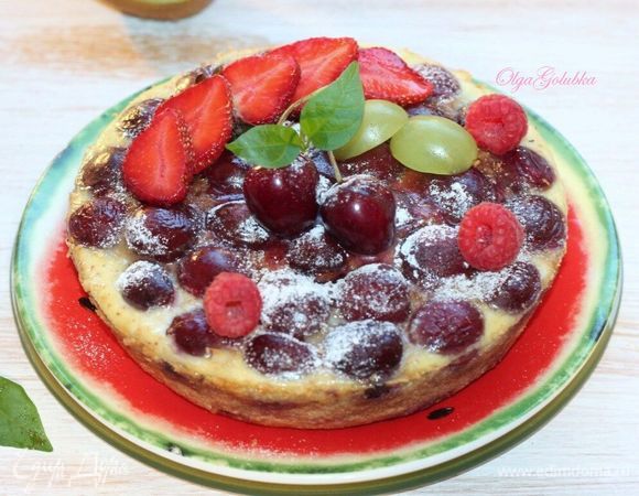 Даем готовой запеканке остыть и вынимаем из формочки. Посыпаем сахарной пудрой и подаем. Такую запеканку лучше готовить вечером, а подавать на завтрак. Запеканка вкусная и теплая, и холодная.