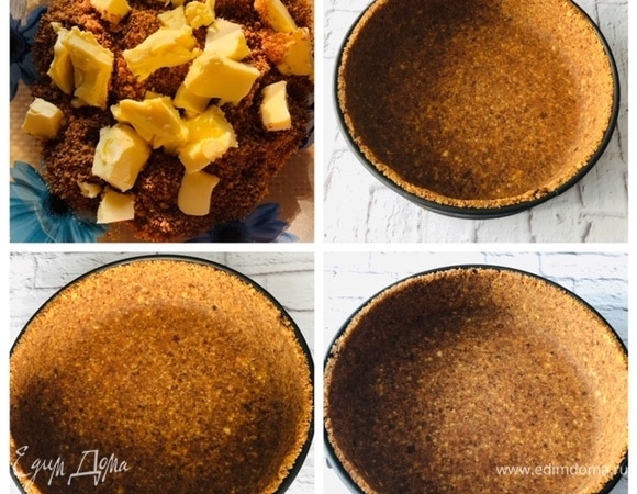 Полученную крошку смешиваем с мягким маслом из расчета 80 г масла на 240 г крошки. Формируем основу и бортики будущего чизкейка. Дно формы я застелила пекарской бумагой. Крошку утрамбовывала ложкой, можно стаканом с гладким дном. Достаточно долгий процесс, если есть желание сделать равномерный слой основы и бортиков. Если присмотреться к фото, видно, что чуть-чуть бы хотелось стеночки потолще, но использовала всю крошку. Подготовленную основу отправляем в морозилку на 1 час. Автор предлагала выпечь потом основу, остудить ее и затем заполнить начинкой. Я не рискнула, боялась, что после остывания бортики отойдут от формы. А я хотела кроме начинки еще и залить ягодным мармеладом.