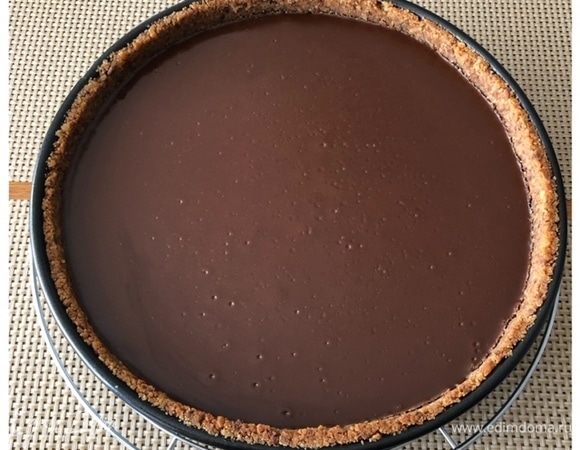 Готовый чизкейк я оставляю в духовке остывать. Минут через 30 приоткрываю дверцу, и так он остывает полностью.