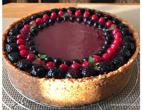 Украсить чизкейк при желании ягодами и листиками мяты. Для того чтобы фрукты сохранили свежесть, я их покрыла прозрачным желе.