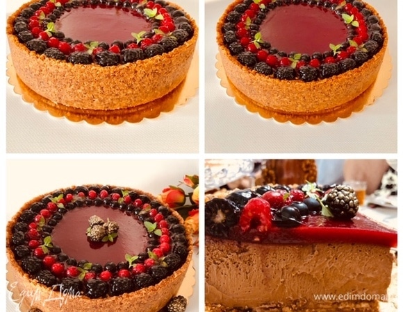 Отправляем наш чизкейк на сутки в холодильник и спустя положенное время наслаждаемся его вкусом в кругу семьи или друзей. Приятного аппетита!<br />
P. S. За качество разреза прошу простить, торт был в подарок на день рождения, поэтому только такие фото за столом, без фотоссесии.