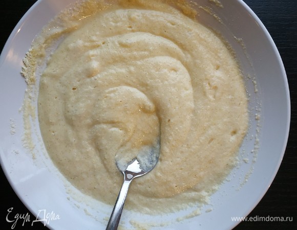 Перемешать ложкой, постепенно забирая с краев сухие ингредиенты до образования однородного густого теста.