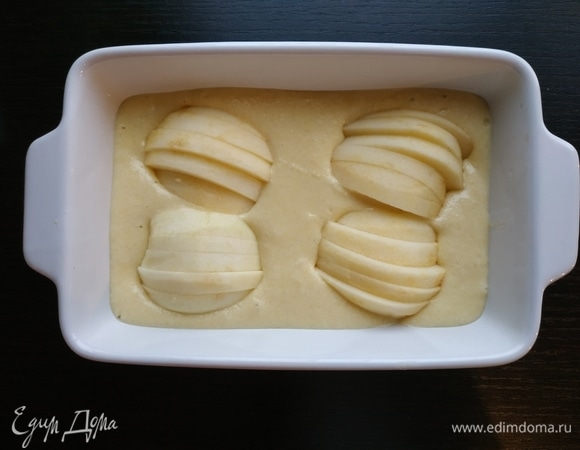 Яблоки лучше выбрать мягкие и с кислинкой (типа антоновки), нарезать их не очень толстыми ломтиками. В небольшую форму вылить тесто, равномерно распределить. Сверху выложить яблоки и немного их утопить в тесте.