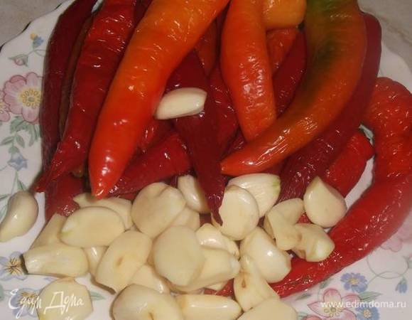 Подготовить ингредиенты. У перца обрезать хвостики. Чеснок почистить. Перец наколоть вилкой в нескольких местах. У меня перец подвявший — он мягче и не ломается, его удобнее укладывать в банку.